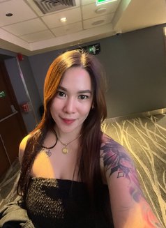 Scarlet v Bold and Unforgettable - puta in Singapore Photo 2 of 4