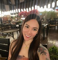 Scarlet v Bold and Unforgettable - puta in Singapore