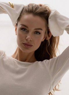 Scarlett - puta in Hong Kong Photo 8 of 12