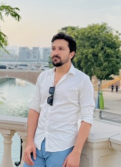 Secret - Acompañantes masculino in Lahore Photo 1 of 4