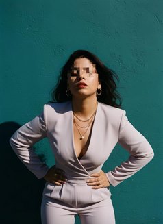 Selena - masseuse in Lisbon Photo 1 of 6