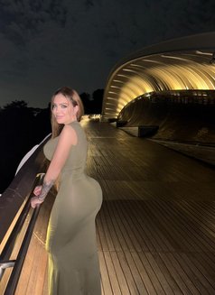 Selena - escort in Singapore Photo 9 of 10