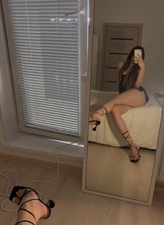 Emily - escort in Al Manama Photo 4 of 6