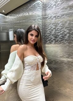 Selena - puta in Dubai Photo 2 of 4