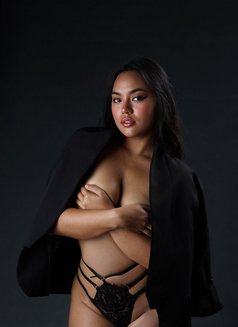Selene - puta in Dubai Photo 3 of 7