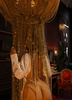 Selina - escort in Dubai Photo 3 of 18