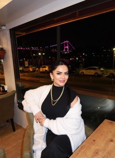 Sena - puta in İstanbul Photo 1 of 6