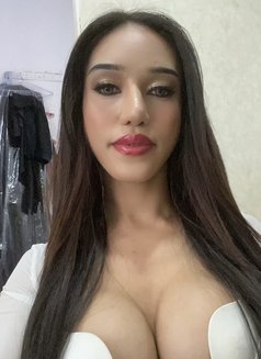 SERVE YOUR QUEEN RIRI - Transsexual escort in Dubai Photo 12 of 13