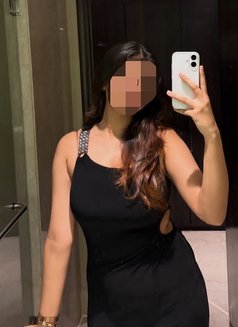 Service - escort in Paris Photo 2 of 3