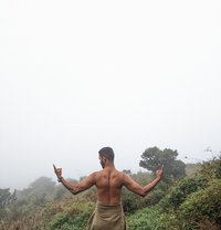 Service for Girls & Couple - Acompañantes masculino in Dubai