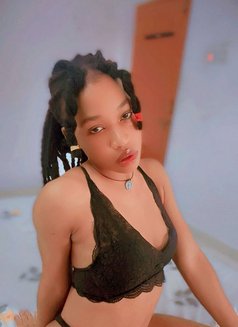 Sexy and Young Classy African Saphiara - puta in Hyderabad Photo 2 of 15