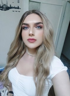 Sexy Blonde Shemale - Acompañantes transexual in İstanbul Photo 13 of 15