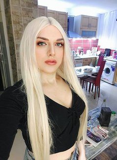Sexy Blonde Shemale - Acompañantes transexual in İstanbul Photo 14 of 15