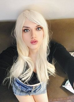Sexy Blonde Shemale - Acompañantes transexual in İstanbul Photo 15 of 15