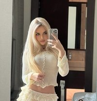 Sexy Blonde Shemale - Acompañantes transexual in İstanbul Photo 1 of 11
