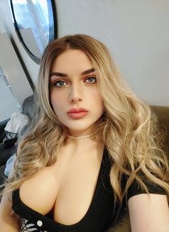Sexy Blonde Shemale - Acompañantes transexual in İstanbul Photo 1 of 13