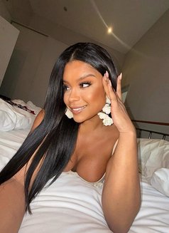 Sexy Brazilian 100% Real - Transsexual escort in London Photo 3 of 14