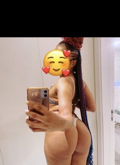 Sexy Knee - masseuse in Dakar Photo 2 of 2