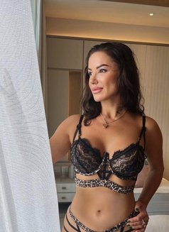 SEXY MILF - escort in Dubai Photo 3 of 5