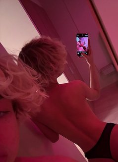 Sexy Niki - Male escort in Dubai Photo 18 of 18