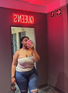 Sexy P - masseuse in Accra Photo 1 of 3