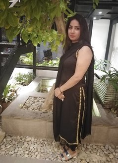 Sexy Radhika Singh - puta in Sharjah Photo 5 of 5