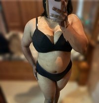 Sexybitch - puta in Ahmedabad