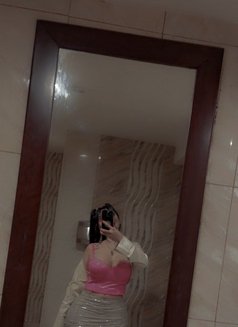 Shakira - escort in Muscat Photo 3 of 13