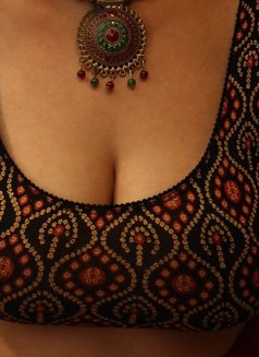 Shalini - puta in Mumbai Photo 7 of 7