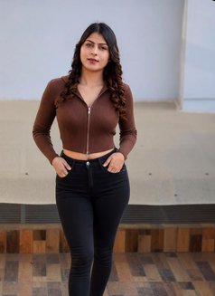 Shalini Indian Model - puta in Abu Dhabi Photo 2 of 3