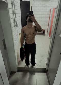 Sham - Acompañantes masculino in Dubai Photo 7 of 9