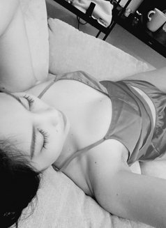 Shaniel Sy - puta in Dubai Photo 1 of 8