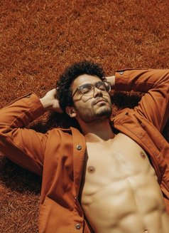 Shanu - Male escort in Osaka Photo 2 of 5