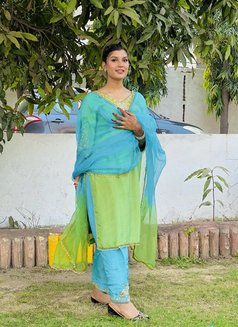 Sharlyn - escort in New Delhi Photo 12 of 13