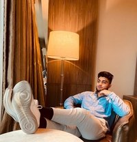 Kashmiri boy - Acompañantes masculino in New Delhi