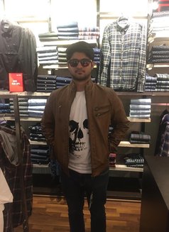 Johnny - Male escort in Gurgaon Photo 1 of 3