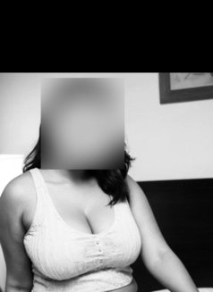 Sheetal Housewife - escort in Dubai Photo 5 of 8