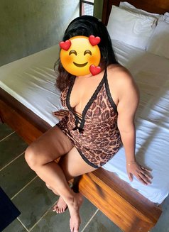 Shehara - puta in Colombo Photo 5 of 8