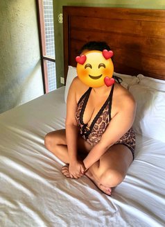 Shehara - puta in Colombo Photo 8 of 8