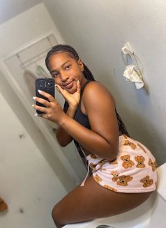 Sheillah - escort in Jeddah Photo 2 of 4