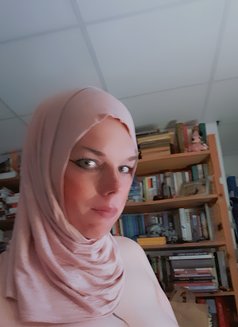 Shemalemuslima - Acompañantes transexual in Dubai Photo 1 of 5