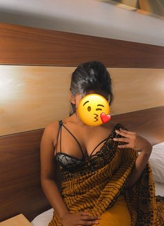 Shenaya Perera - puta in Dubai Photo 15 of 19