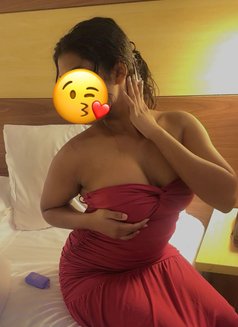 Shenaya Perera - puta in Dubai Photo 17 of 19