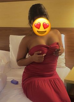 Shenaya Perera - puta in Dubai Photo 18 of 19