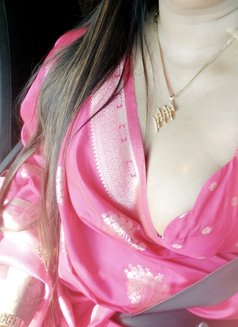 Shenaya - escort in Colombo Photo 2 of 5