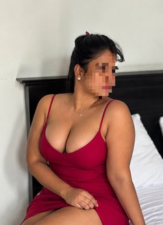 Shenaya - escort in Colombo Photo 1 of 3