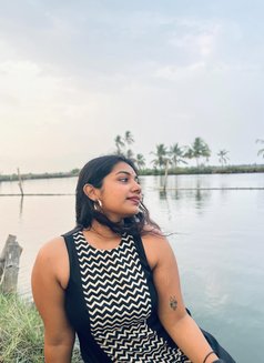 Sheya - escort in Kochi Photo 2 of 3