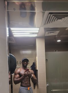 Shiff Mo - Male escort in Dubai Photo 1 of 3