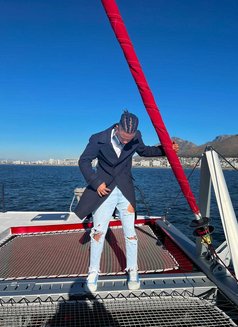 Shifter - Intérprete masculino de adultos in Abuja Photo 3 of 8