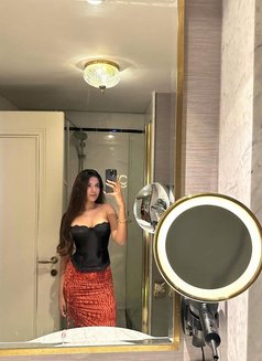 Shivani - escort in Manila Photo 2 of 5